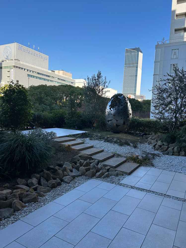 チャペルすぐ横の自然が見れるテラスに置いてあるアート作品。春には桃色の花を咲かせる。写真スポット。