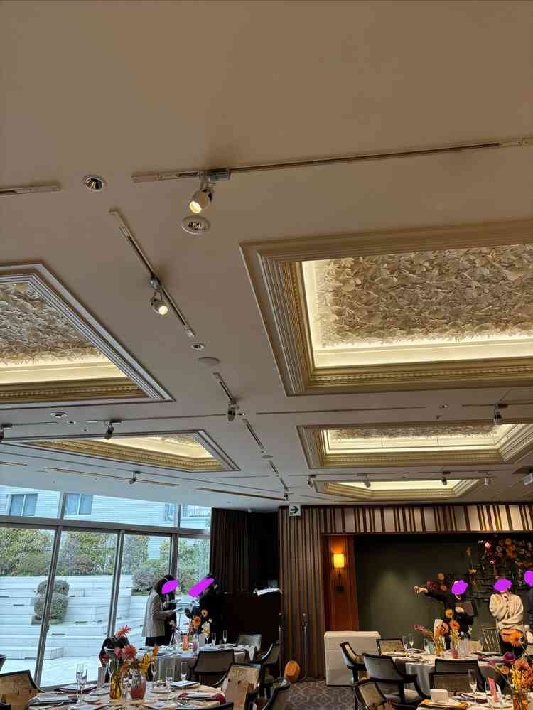 披露宴会場(ネオビストロソルーナ)。このあとすぐ披露宴があるためスタッフさんたちが最終確認中でした。