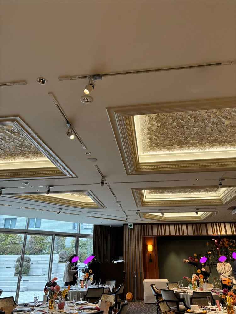 披露宴会場(ネオビストロソルーナ)。このあとすぐ披露宴があるためスタッフさんたちが最終確認中でした。