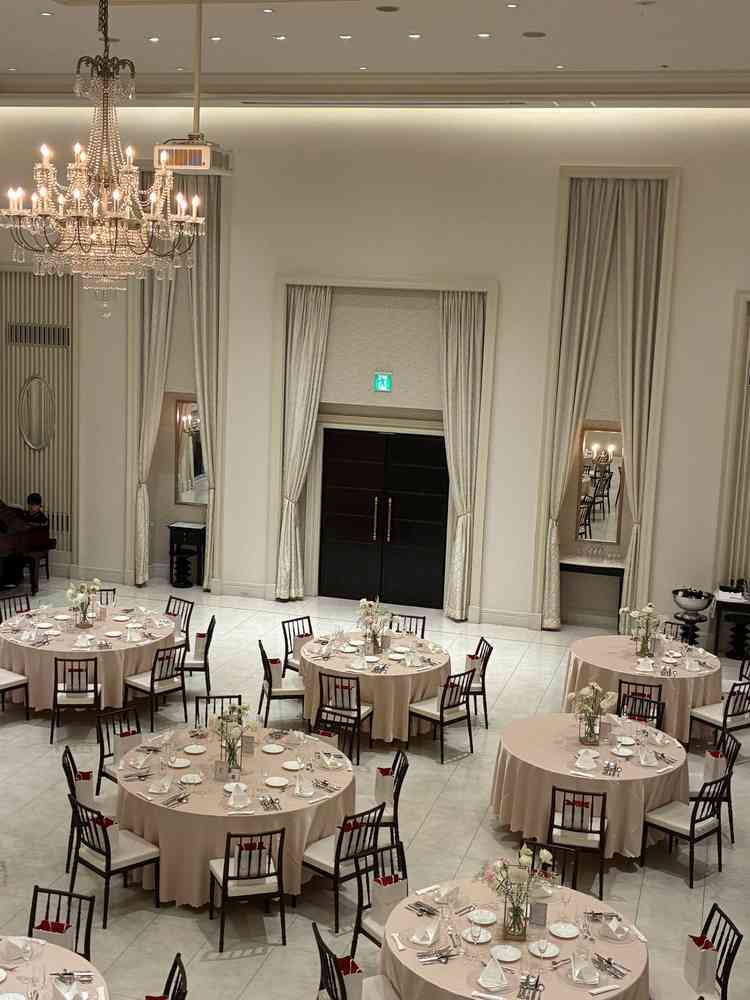 披露宴が白とピンクを基調としており、60名でも広い空間でいいなあと思いました。