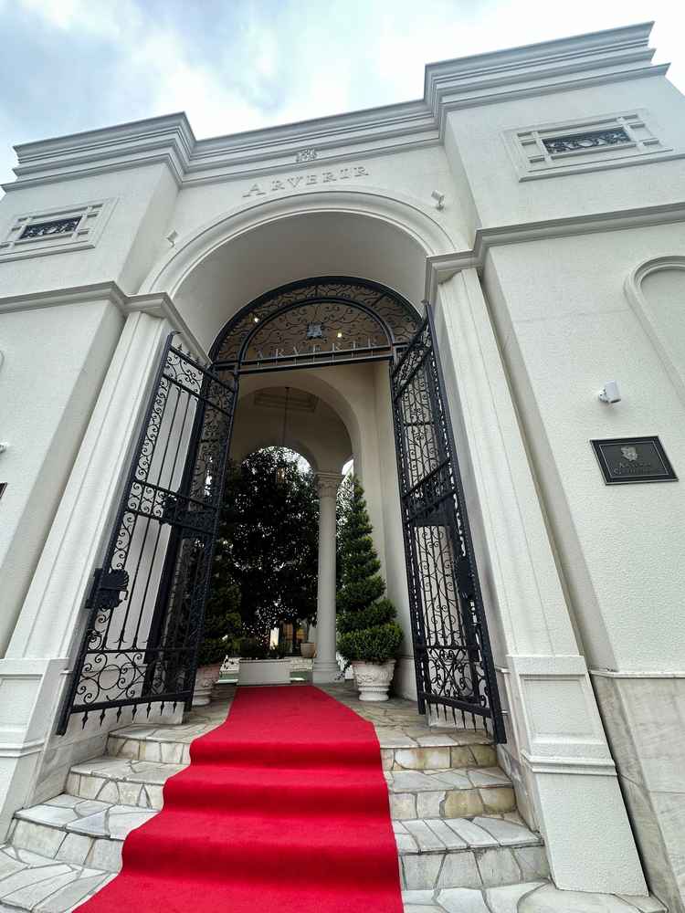 本式場の入口です。凱旋門のような形をしていて、大きさも大きく壮大でした。