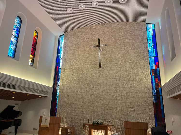 チャペル正面。天井が広く、立派な講堂。