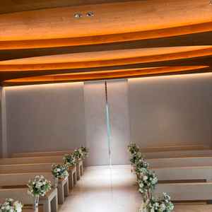 チャペルの中から入口方向の写真。とても新しくて綺麗。