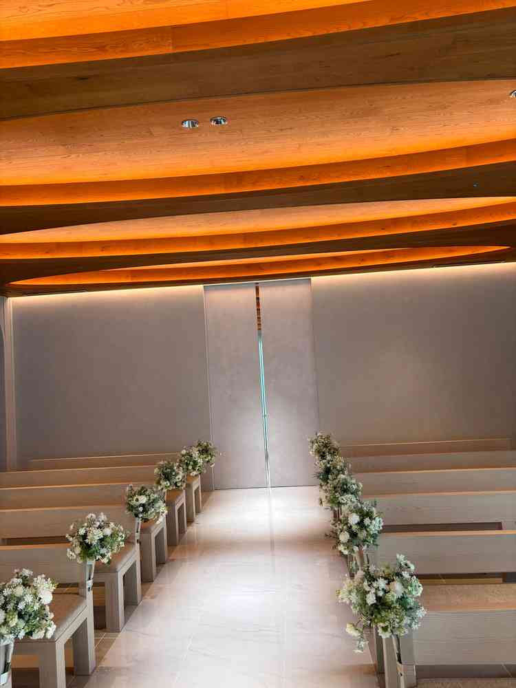 チャペルの中から入口方向の写真。とても新しくて綺麗。