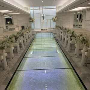 チャペルは全体的に白く綺麗でバージンロードのライトの色を変えれることに驚きました。