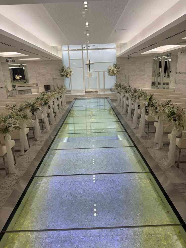 チャペルは全体的に白く綺麗でバージンロードのライトの色を変えれることに驚きました。