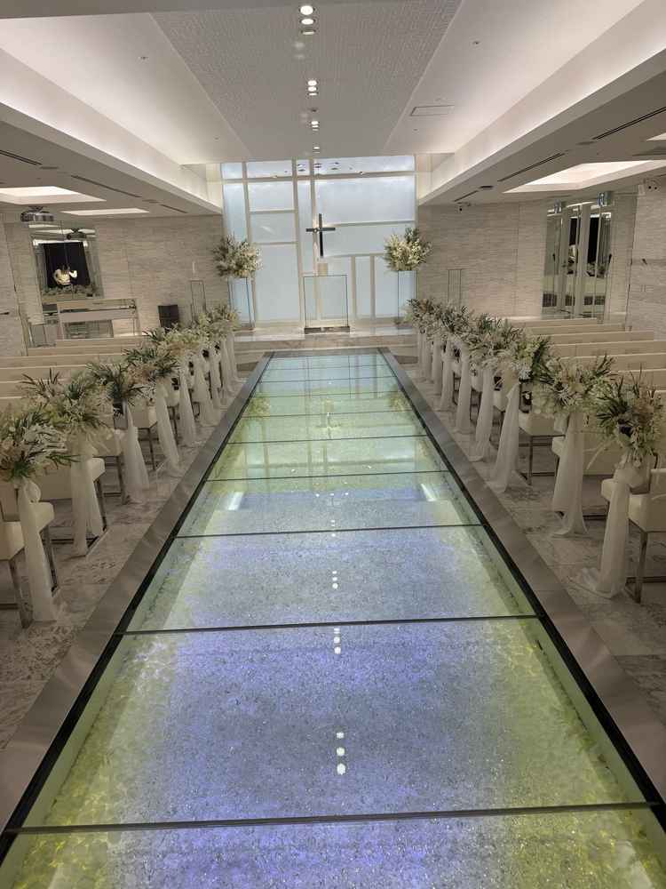 チャペルは全体的に白く綺麗でバージンロードのライトの色を変えれることに驚きました。