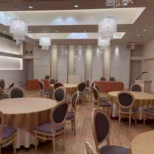 披露宴会場の写真です。机がたくさんありレイアウトを色々変えれる点は良いと感じました。