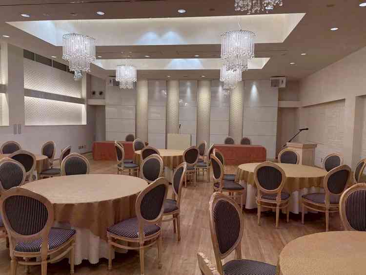 披露宴会場の写真です。机がたくさんありレイアウトを色々変えれる点は良いと感じました。