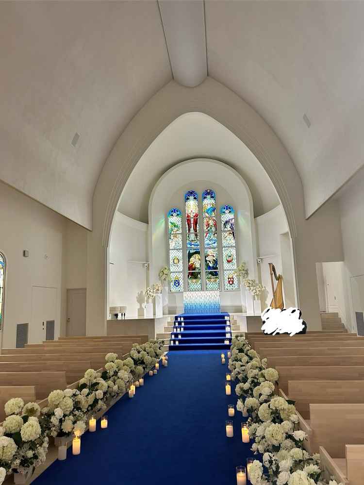 独立型チャペル。ステンドグラスは自然光では無いため、天候に恵まれなかった際や夜でもこの光り方だそう。