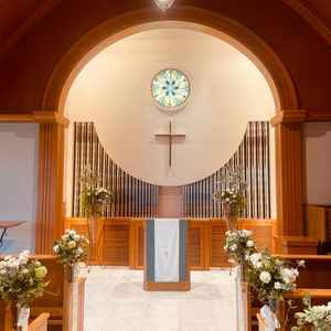 チャペルの正面。スタンドグラスと木目調が合っててとても綺麗でした。