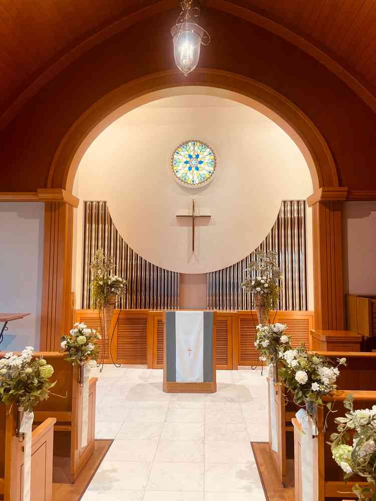チャペルの正面。スタンドグラスと木目調が合っててとても綺麗でした。