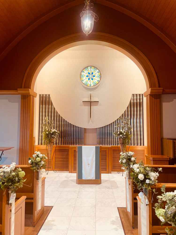 チャペルの正面。スタンドグラスと木目調が合っててとても綺麗でした。