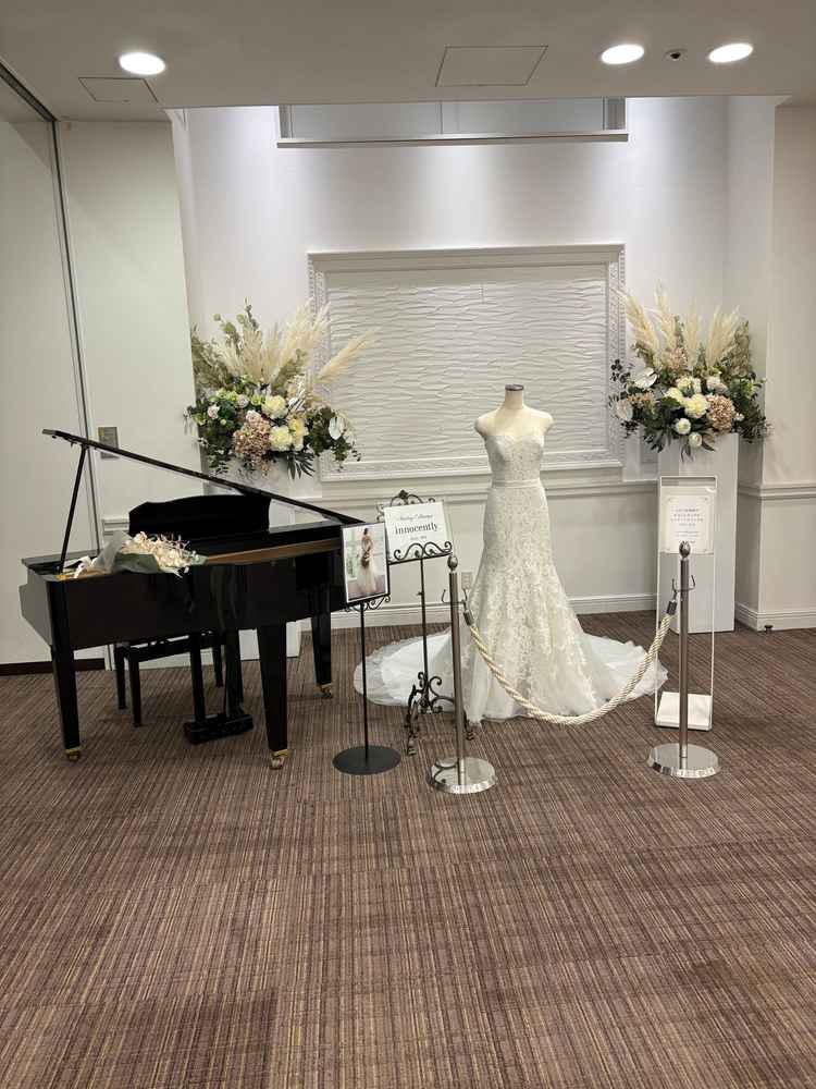 当日着ていてお色直しした後、ロビーなどにドレスを飾ってくれるというところがよかった。