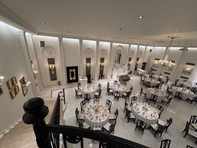 広々とした披露宴会場で人数的にもゆったりと入れそうで２階からの階段入場もあったり白基調でいいなと思う