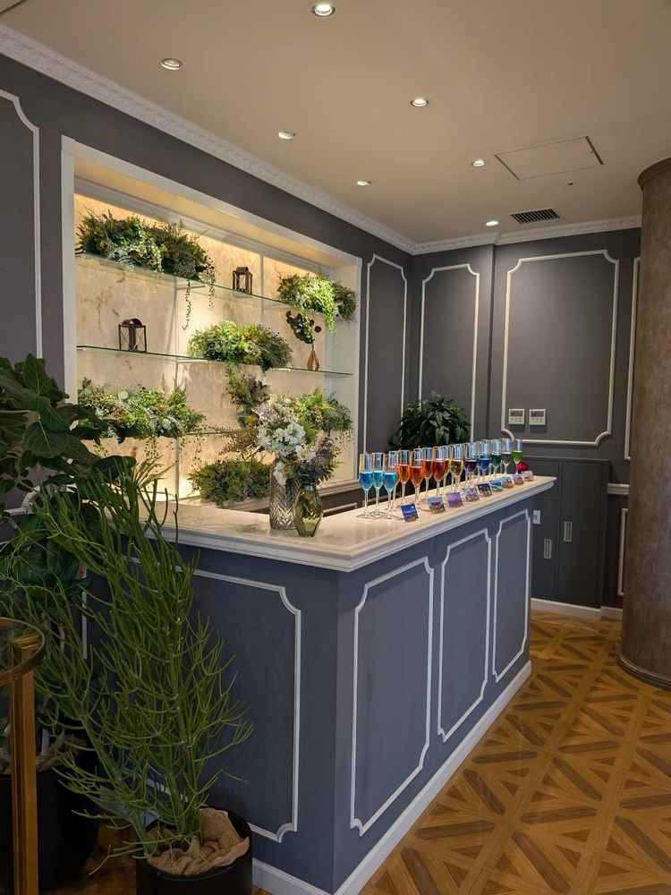 披露宴会場のロビーにあるバーカウンター。おしゃれで落ち着いた雰囲気でウェルカムパーティもできそうです