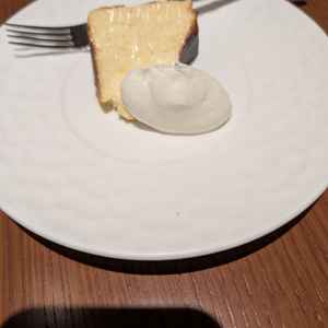 バスクチーズケーキがとても美味しかった。食後のデザートも高級感があり素敵だった。