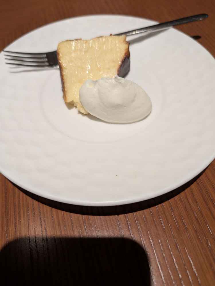 バスクチーズケーキがとても美味しかった。食後のデザートも高級感があり素敵だった。