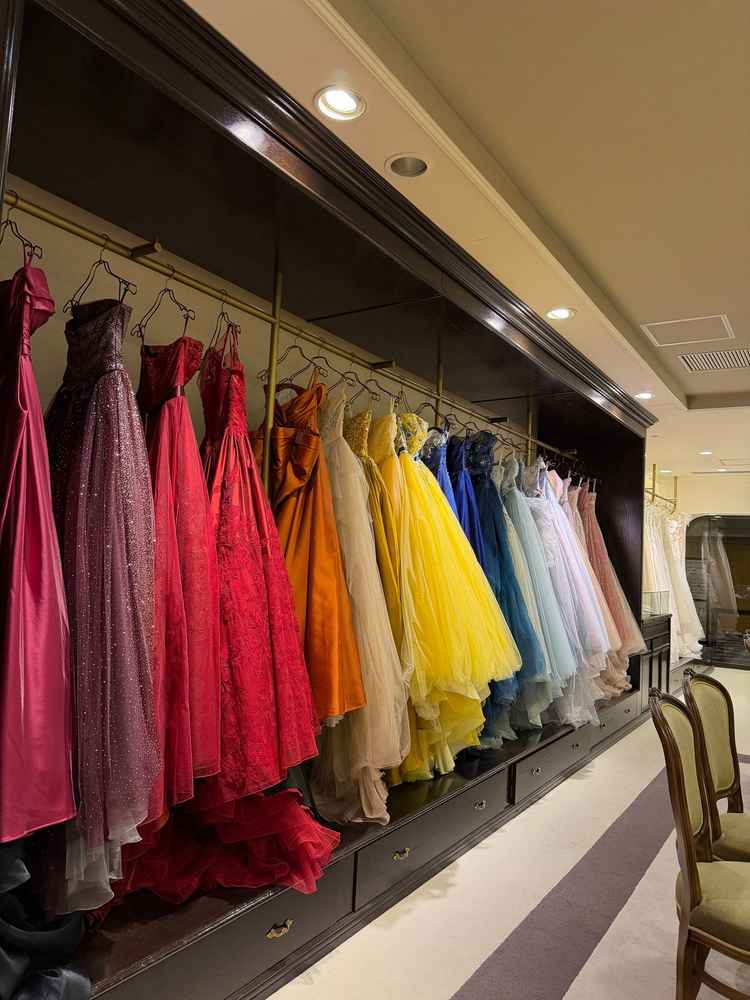 衣装室の様子。京都の老舗店で、ドレスの種類も豊富で良い。