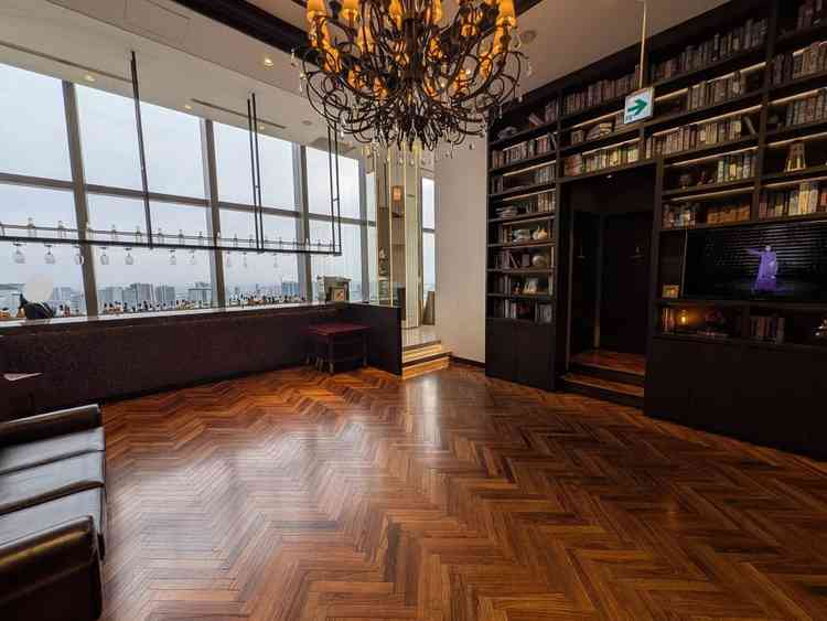 披露宴会場入り口のロビーとバーカウンター。書斎風のデザインがおしゃれでした。