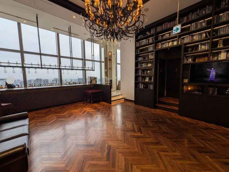 披露宴会場入り口のロビーとバーカウンター。書斎風のデザインがおしゃれでした。