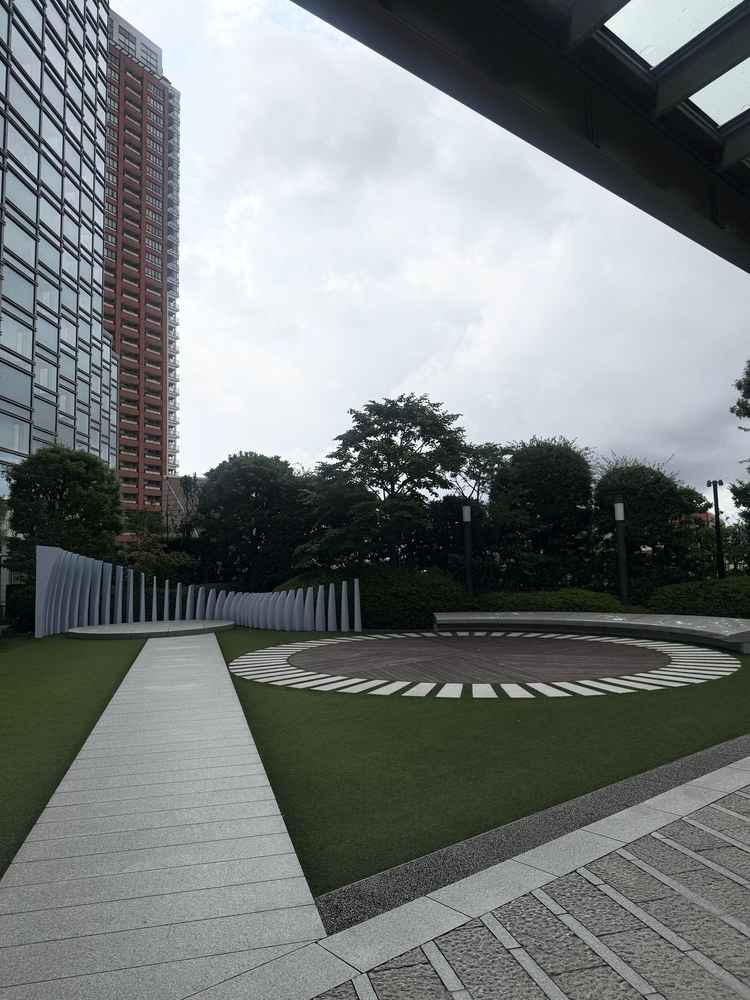 チャペルを出た後の空間です。記念撮影やフラワーシャワーができます。