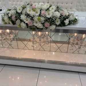 披露宴会場セレナーデの高砂。高砂にもシャンデリアがは入っており、豪奢な印象で素敵だった。