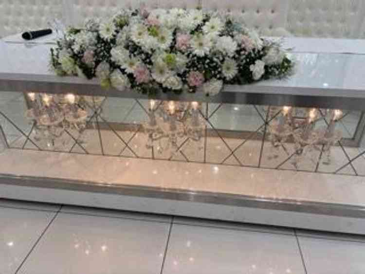 披露宴会場セレナーデの高砂。高砂にもシャンデリアがは入っており、豪奢な印象で素敵だった。