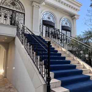 入口の門をくぐるとすぐにある階段です。青いカーペットがあるので高級感が出て、写真映えしそうです！