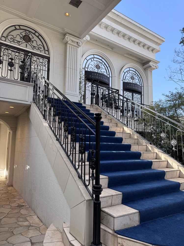 入口の門をくぐるとすぐにある階段です。青いカーペットがあるので高級感が出て、写真映えしそうです！