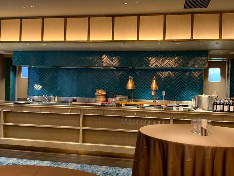 披露宴会場によっては開放的なオープンキッチン。出来立てを食べていただけて嬉しい、見た目もおしゃれ。