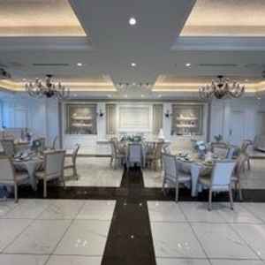 白を基調とした披露宴会場で、様々な色味のテーブル装飾ができる。眺望もよく、開放感がある。