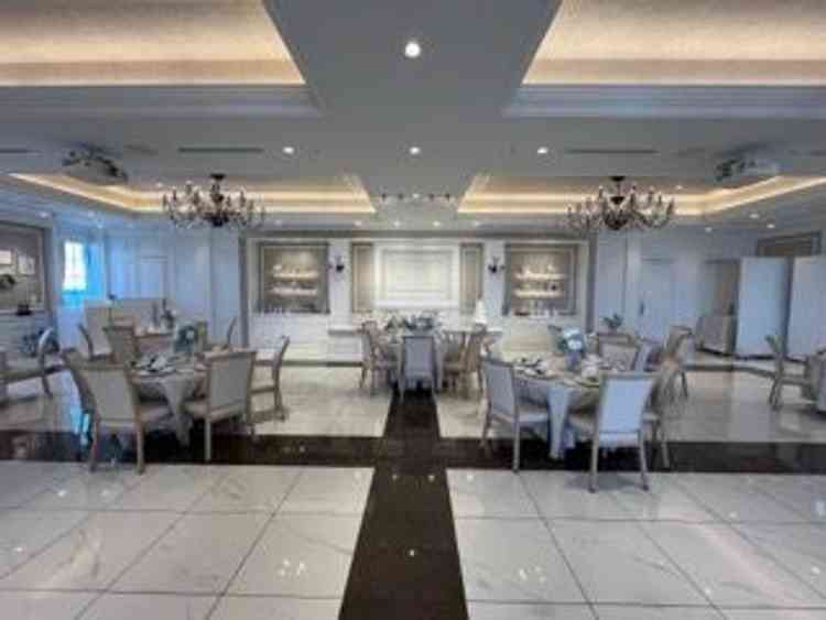 白を基調とした披露宴会場で、様々な色味のテーブル装飾ができる。眺望もよく、開放感がある。