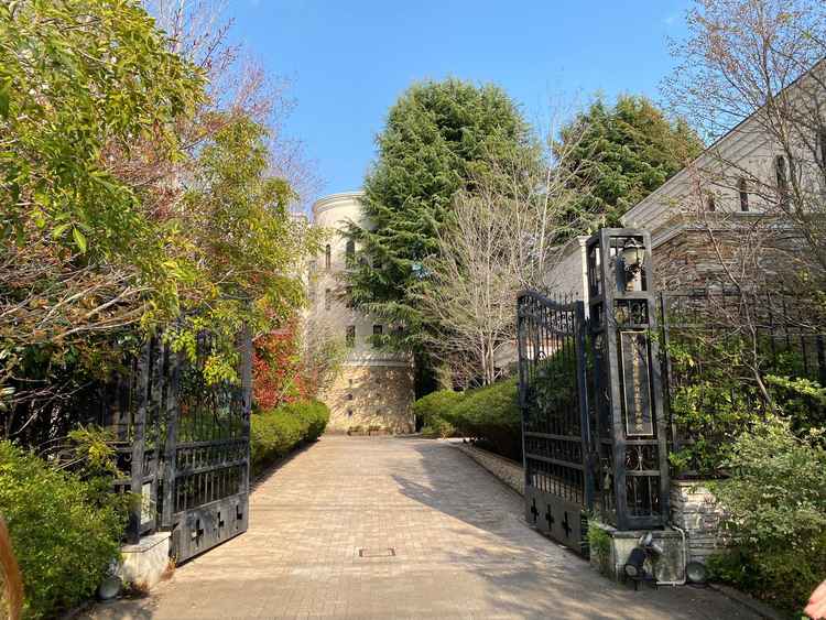 外の正門を開けたところの写真。右側に挙式会場