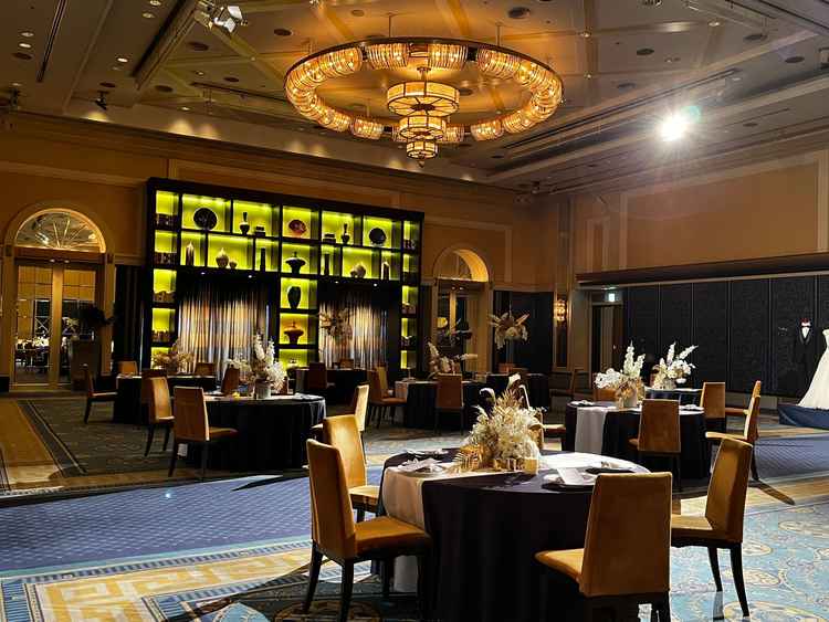 披露宴会場。豪華客船をイメージした会場で、天井も高く、開放感があり少し大人な会場の雰囲気だった。