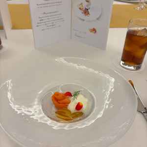 お食事一つ目。サーモンがすごく美味しかったです。