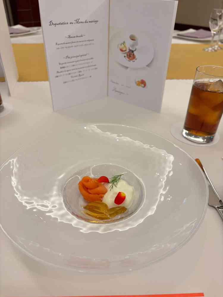 お食事一つ目。サーモンがすごく美味しかったです。