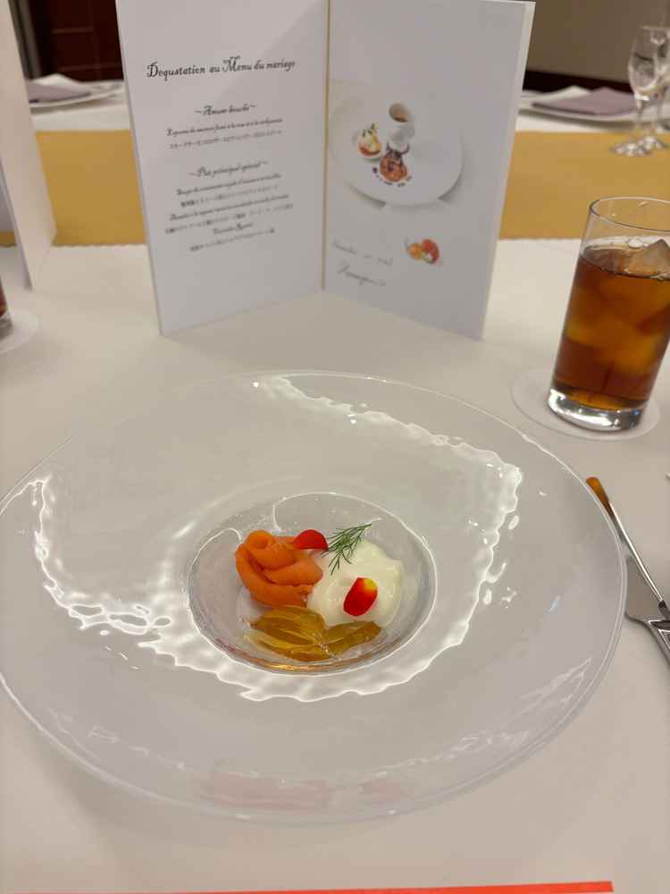 お食事一つ目。サーモンがすごく美味しかったです。