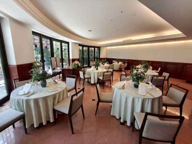 ガーデンと繋がっており、窓から緑が見える披露宴会場