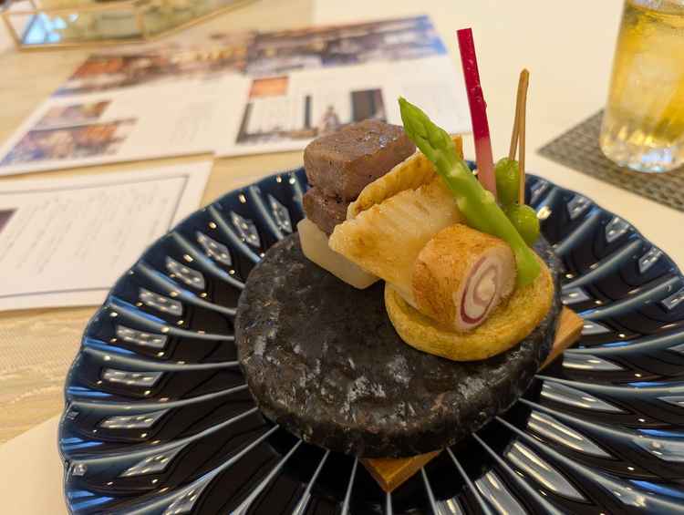 試食した魚と肉のプレート