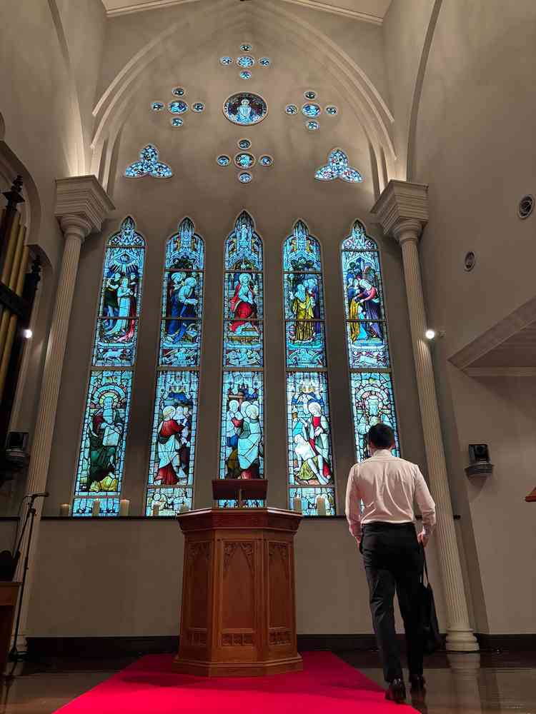 実際使用されていたステンドグラスや椅子、オルガンに歴史を感じ魅力的でした