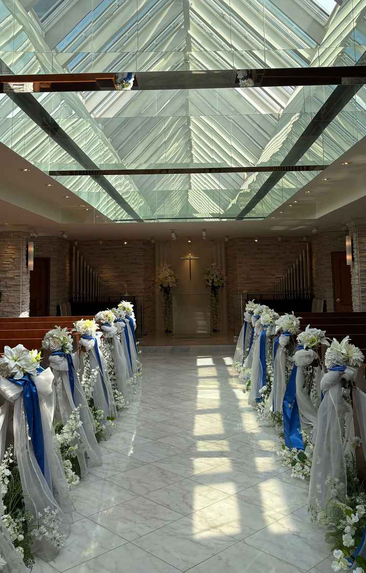 チャペルの写真。割と自然光が入る感じだった。