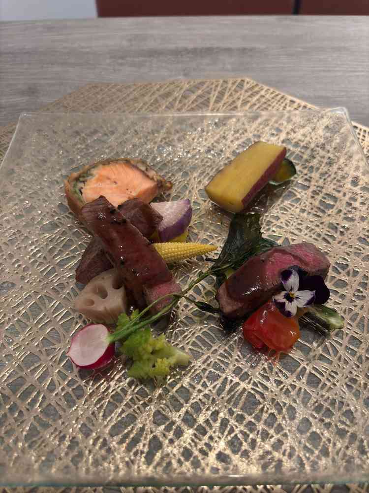 試食の写真です。肉料理は柔らかく、魚料理はパイ包みで手が込んでいた点がとても美味しかったです。