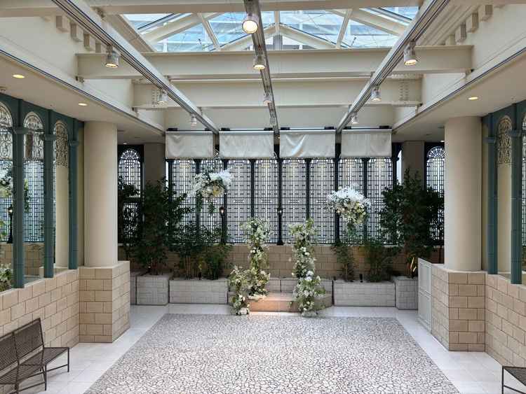 フラワーシャワーなどする屋内ガーデンはとても清潔感のある色味で、雨だとしてもテントを張ってもらえます