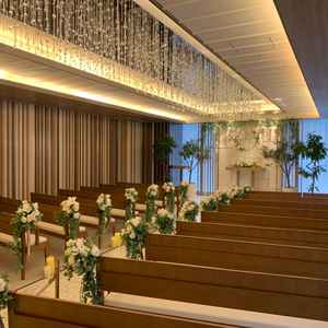 チャペルの中。写真で撮った時に、天井のスワロフスキーも含めて綺麗に収まるのが良いなと思いました。