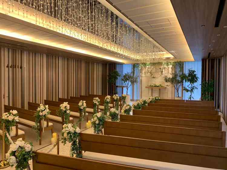 チャペルの中。写真で撮った時に、天井のスワロフスキーも含めて綺麗に収まるのが良いなと思いました。