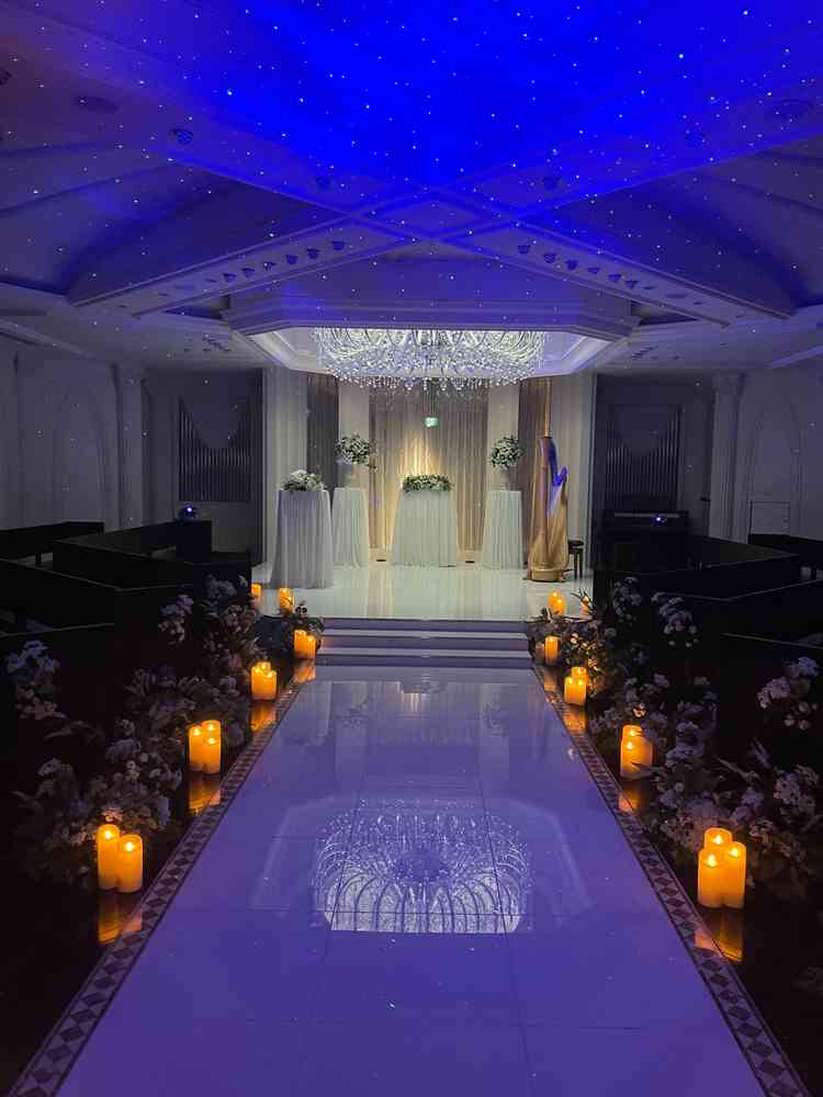 挙式会場です。照明を調整することで、特別感があり、とても素敵でした。