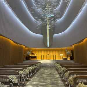 白を基調として広さもあり船をイメージしたチャペルでバージンロードの長さもちょうどいいです。