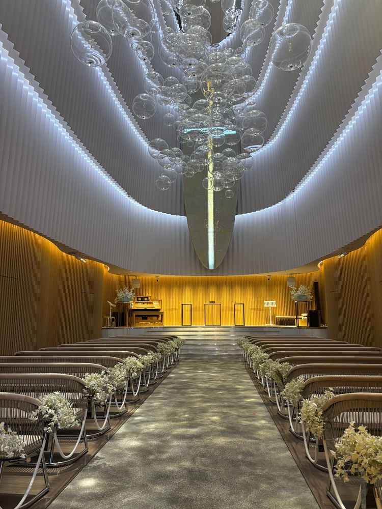 白を基調として広さもあり船をイメージしたチャペルでバージンロードの長さもちょうどいいです。