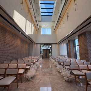 大理石や壁の木が本物で、高級感があって素敵でした。天気が良くて天井の窓がとても綺麗だった。